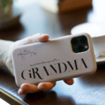 Oma | Chic Boho Lettering & Floral Case-Mate iPhone Hülle<br><div class="desc">Der Sleek-Handy-Fall weist eine moderne Typografie auf, die besagt: "Meine beststen Segnungen nennen mich Großmutter", mit einem niedlichen Blumenstrauß-Arrangement. Rosa Hintergrundfarbe kann in jede Farbe geändert werden. Personalisieren Sie Ihre individuelle Nachricht. Verwenden Sie die Entwurfswerkzeuge, um eine beliebige Hintergrundfarbe auszuwählen, Fotos hinzuzufügen, Textfarben und Schriftart zu ändern, um einen eigenen...</div>