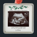 Oma Christmas Schwangerschaft Ultrasound Holiday Ornament Aus Metall<br><div class="desc">Es ist immer eine gute Zeit, diese aufregende Nachricht mit Ihren nächsten und lieben zu teilen. Perfekte Geschenkidee für die Oma mit Ultraschall Foto. Passen Sie diese einmalige Anzeige an, fügen Sie Ihre Daten hinzu und ließ jedem, der über diese Neuigkeiten Bescheid weiß. Gutes Geschenk für neue Eltern und Babyduschen....</div>