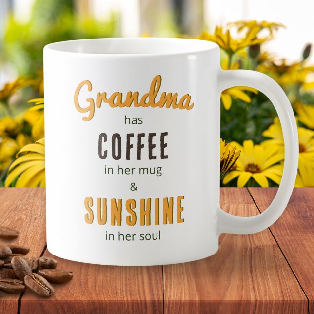 Oma Coffee Sunshine Soul Floral Bouquet Hübsch Kaffeetasse (Am mug with caption "Grandma has coffee in her mug and sunshine in her soul" and flowers on the back)