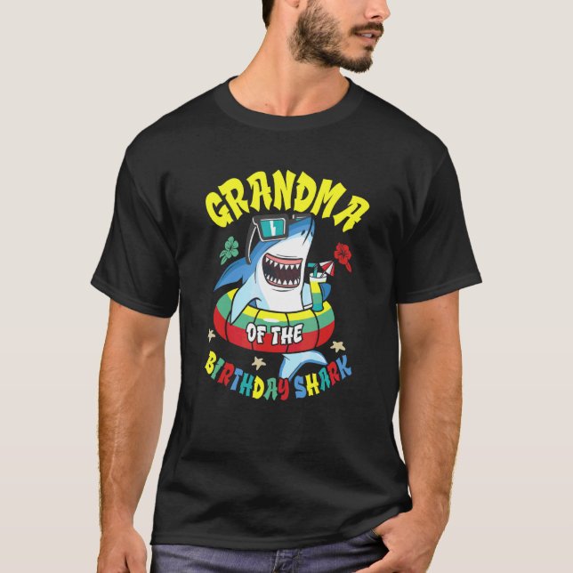Oma der Hai-Mutterfamilie am Geburtstag T-Shirt (Vorderseite)