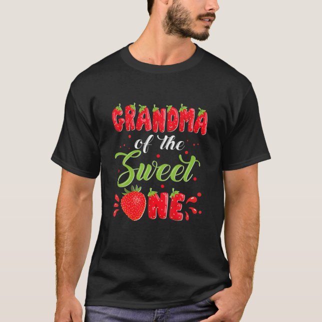 Oma der süßen Erdbeerfamilie Geburtstag T-Shirt (Vorderseite)
