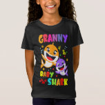 Oma des Baby Shark Birthday Granny Shark T-Shirt<br><div class="desc">-Geschenk für jemanden, der Lieben Tier und Strand, vor allem Hai. -Zu Weihnachten, Muttertag, Vatertag, Geburtstag, oder jeden anderen besondere Anlass, Karo unsere Männer T-Shirts Designs und machen ein großes Geschenk für Ihre Lieben! Für Männer, Frauen, Jugendliche und Kleinkinder sind viele unserer männlichen Tshirts-Designs in verschiedenen Farben und Größen erhältlich....</div>