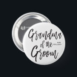 Oma des Grooms | Skriptstil Custom Wedding Button<br><div class="desc">Lassen Sie das Oma des Bräutigams mit diesem besonderen individuelle Name personalisierte Knöpfe besonders schätzen. Es enthält die Worte "Oma der Braut" in einem eleganten Text im Skriptstil. Darunter ist ein Platz für ihren Namen oder ihre Initialen.</div>