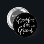 Oma des Grooms | SkriptStyle Custom Black Button<br><div class="desc">Lassen Sie das Oma des Bräutigams mit diesem besonderen individuelle Name personalisierte Knöpfe besonders schätzen. Es enthält die Worte "Oma der Braut" in einem eleganten,  im Skriptstil gehaltenen weißen Text auf einem schwarzen Hintergrund. Darunter ist ein Platz für ihren Namen oder ihre Initialen.</div>