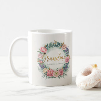 Oma, die sich für ihren Garten begeistert Kaffeetasse
