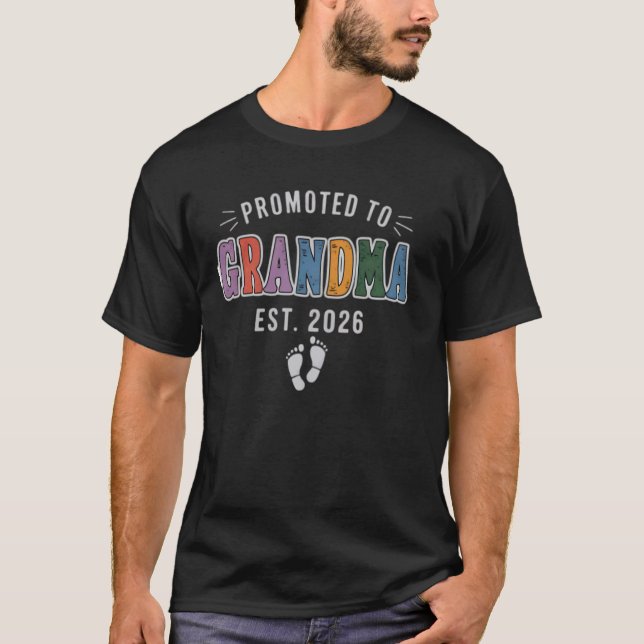 Oma Est 2026 Befördert Auf Wird Bald Laden Zu Cu T-Shirt (Vorderseite)