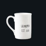Oma "est year"-Tasse für neue Oma Prozellantasse<br><div class="desc">Geben Sie das Jahr ein,  in dem Ihr erstes Enkel geboren war und Sie eine wunderschöne Tasse got haben.</div>