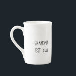 Oma "est year"-Tasse für neue Oma Prozellantasse<br><div class="desc">Geben Sie das Jahr ein,  in dem Ihr erstes Enkel geboren war und Sie eine wunderschöne Tasse got haben.</div>