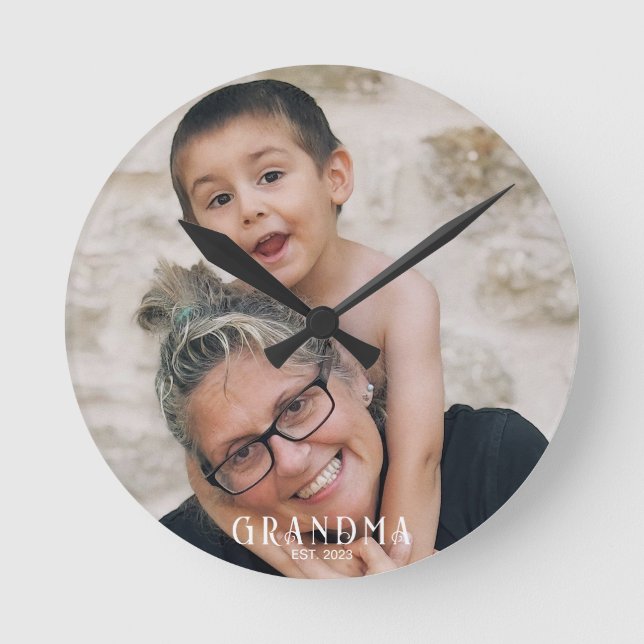 Oma Established Foto-Geschenk Runde Wanduhr (Vorderseite)