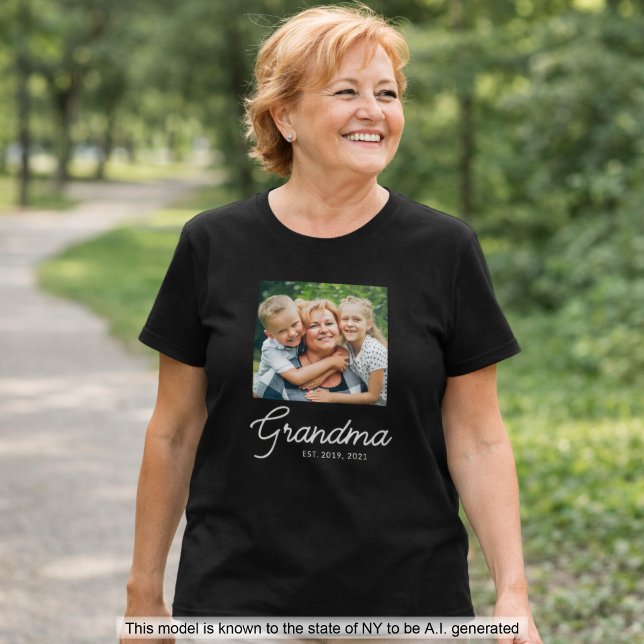 Oma Established Schrift Foto T-Shirt (Von Creator hochgeladen)