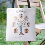 Oma Foto<br><div class="desc">Diese moderne und stilvolle Oma Tote Tasche ist mit einem bunten Mosaikbaum geschmückt. Einfach anpassbar mit einer Auswahl von sieben Fotos und Enkelkindern. Macht ein perfektes Geschenk für Ihr Oma. Original Mosaik © Michele Davies.</div>