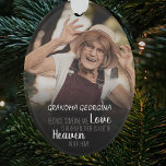 Oma Foto Tribute Christmas Tree Ornament<br><div class="desc">Mit diesem eleganten Weihnachtsbaumschmuck zollen Sie Ihrer Großmutter oder Ihrem Großvater Tribut. Fügt Ihr Lieblings-Foto Ihrer Lieben, ihren Namen und ein Sprichwort, das lautet: "Weil jemand, den wir Liebe im Himmel haben, gibt es ein bisschen Himmel in unserem Zuhause." Der Text und das Sprichwort können bearbeitet werden, klicken Sie auf...</div>