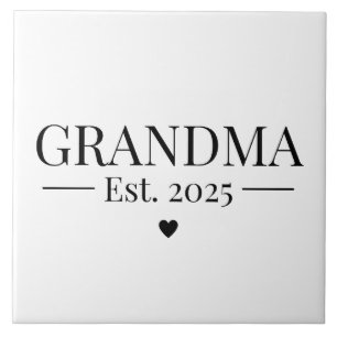 Oma Gegründet 2025 Fliese