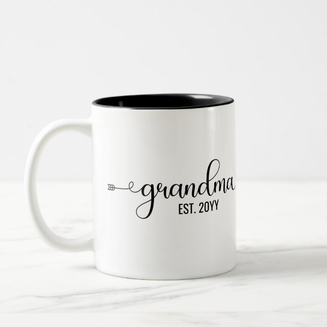 Oma gegründet, Großmutter personalisiertes Geschen Zweifarbige Tasse (Links)