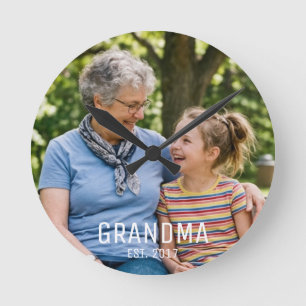 Oma gegründet Schrift Schwarz Foto Runde Wanduhr