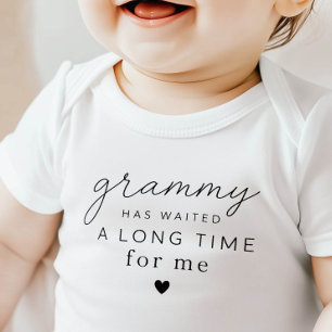 Oma hat Baby-Body als Geschenk erwartet Baby Strampler