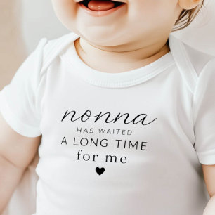 Oma hat Baby-Body als Geschenk erwartet Baby Strampler