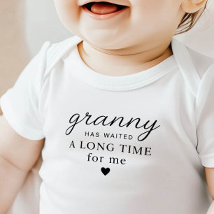 Oma hat Baby-Body zum Verschenken gewartet Baby Strampler