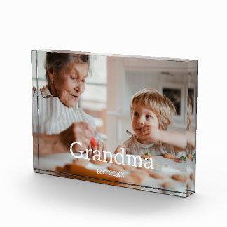 Oma hat ein modernes Fotogeschenk eingerichtet Fotoblock