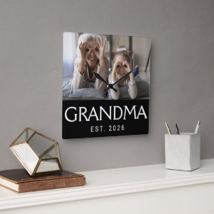 Oma hat moderne weiße Typografie-Foto eingerichtet Quadratische Wanduhr