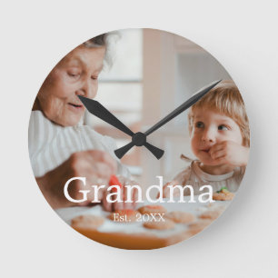 Oma hat modernes Fotogeschenk eingerichtet Runde Wanduhr