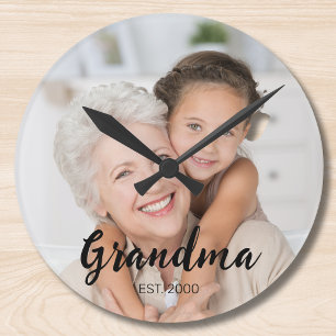 Oma hat modernes Schriftfoto eingerichtet Runde Wanduhr