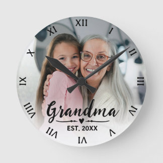 Oma hat modernes Schriftfoto gegründet Runde Wanduhr