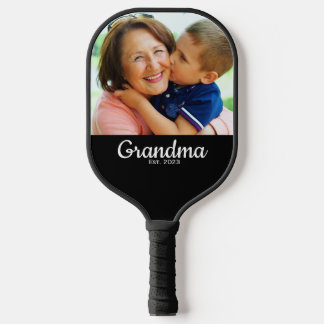 Oma hat modernes Skriptfoto eingerichtet Pickleball Schläger