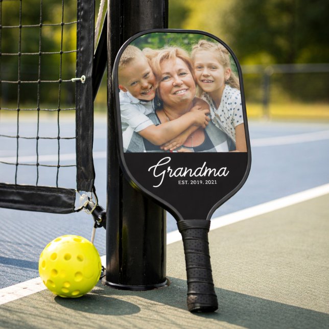 Oma hat modernes Skriptfoto eingerichtet Pickleball Schläger (Von Creator hochgeladen)