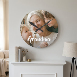 Oma hat modernes weißes Skript-Foto eingerichtet Runde Wanduhr
