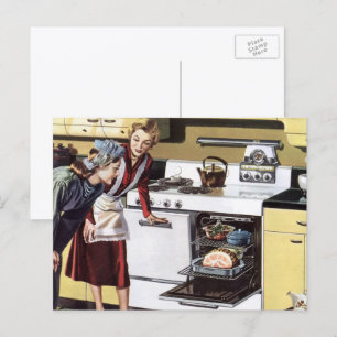 Oma in der Küche beim Kochen eines Oster-Schinkens Postkarte