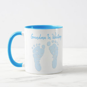 Oma in Gewartet Blue Baby Feet Ankündigung Tasse