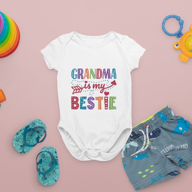 Oma ist meine Niedliche Großmutter in den Bestie Baby Strampler (Von Creator hochgeladen)