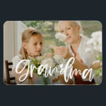 Oma Liebe Script Personalisiert Foto Geschenk Magnet<br><div class="desc">Dieser Foto-Magnet mit handgeschriebenen "Oma"-Briefen kann leicht mit Ihrem eigenen LieblingsFoto personalisiert werden. Sie können auch die Textfarbe so ändern,  dass sie besser auf Ihr Bild abgestimmt ist.</div>