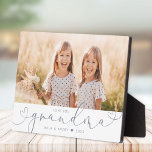 Oma Modern Heft Script Foto Liebe Plaque Fotoplatte<br><div class="desc">Erwecken Sie Wärme und Zärtlichkeit mit dieser personalisierten Foto-Plakette,  eine Feier der einzigartigen Verbindung zwischen Oma und Enkel. Dieses moderne Meisterwerk besticht durch das von einem wirbelnden Herz umgeschlagene,  in eleganter Schrift gefertigte Foto. Personalisiert mit Ihrem Kindernamen wird es zu einem zeitlosen Schatz,  jede Zuhause zu schmücken.</div>