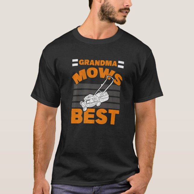 Oma Mows Best Grandmutter Gardener Lawnmower L T-Shirt (Vorderseite)