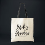 Oma-Personalisierte der Black Hand Lettering Bride Tragetasche<br><div class="desc">Die Oma-Tote-Tasche der Braut individuell anpassen. Moderne und klassische Totentasche mit schwarzer Hand-Schrift "Braut's Oma". Personalisieren Sie diese,  indem Sie den Namen des Empfängers,  den Hashtag der Hochzeit oder andere Details hinzufügen. Ideal als Geschenk für Ihre Hochzeitsfeier oder Ihr Brautparty.</div>