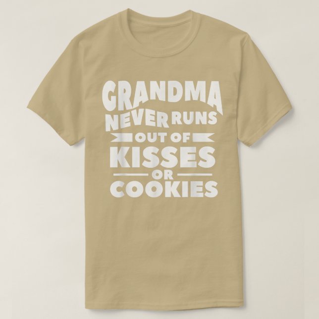 Oma rennt nie aus Küssen oder Keksen backen T-Shirt (Design vorne)