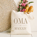 Oma Roman Numeral Year etabliert Tragetasche<br><div class="desc">Diese minimalistische Totentasche,  die eine schicke Oma feiert,  zeichnet sich durch eine minimalistische Tasche aus,  die "Oma" oder Ihre Wahl von Oma-Spitznamen in neutraler Beige-Serifenschrift auszeichnet. Mit dem Jahr,  in dem sie zu einer Großmutter wurde,  in eleganten römischen Ziffern für eine schicke Touch.</div>
