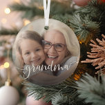 Oma Script Overlay Ornament Aus Glas<br><div class="desc">Schaffen Sie ein süßes Geschenk für eine besondere Großmutter mit diesem schönen individuellen Ornament. "Oma" erscheint als elegantes weißes Skript-Overlay auf Ihrem Lieblings-Foto von Oma und ihrem Enkel oder Enkelkindern.</div>