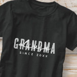 Oma seit 20XX Moderne einfache Preppy T-Shirt<br><div class="desc">Dieses einfache und moderne Design besteht aus san-Serifentypografie.</div>