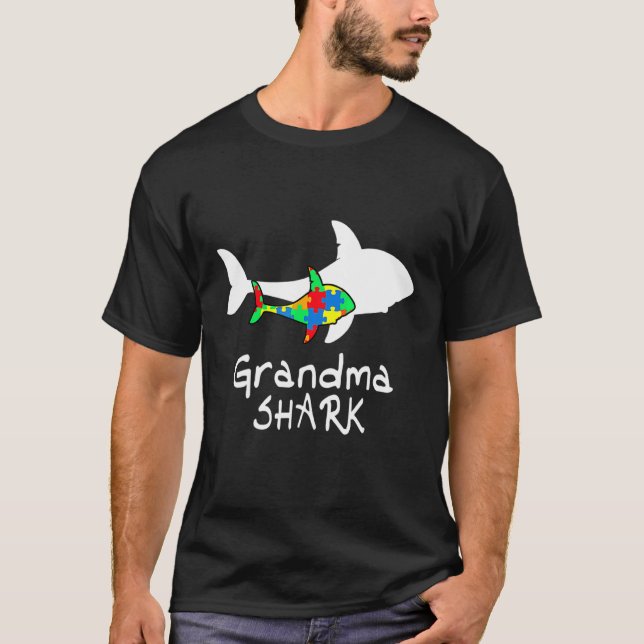 Oma Shark Puzzle Piece Coole Autismus Bewusstsein T-Shirt (Vorderseite)