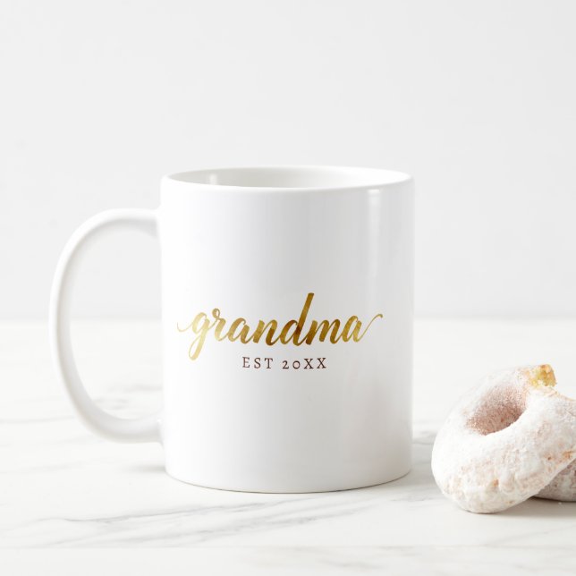 Oma-Tasse | Personalisierte „EST“-Baby-Ankündigung Kaffeetasse (Mit Donut)