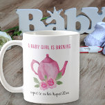 Oma to Be Pink Teapot Ein kleines Mädchen braut Kaffeetasse<br><div class="desc">Schwangerschaft Ankündigung Tasse für eine Oma zu sein. Diese hübsche Tasse lautet: "Ein kleines Mädchen braut .. erwarten, sie zu sehen [Monat Jahr]" und auf der anderen Seite hat es "Oma zu sein". Die Formulierung ist editierbar, wenn die neue Großmutter beispielsweise lieber Nanna oder Mimi genannt wird. Das Sprichwort der...</div>