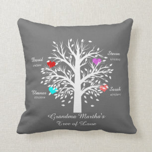 Oma Tree (Herzen) Weiß auf Grau, 4 Namen/Daten Kissen