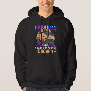 Oma und Enkel, die eine Anleihe zusammenbringen, k Hoodie