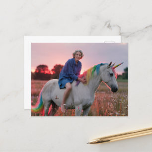 Oma und ihr Einhorn auf der Wiese Postkarte