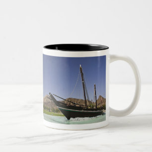 Oman, Muscat, Al Bustan. Al Bustan Roundabout, Zweifarbige Tasse