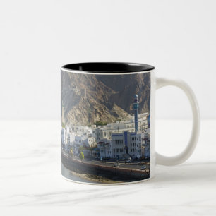 Oman, Muscat, Mutrah. Gebäude entlang der Mutrah Zweifarbige Tasse