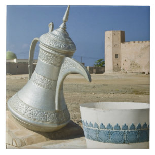 Oman, Region Dhofar, Mirbat. Große Wasser Karaffe Fliese